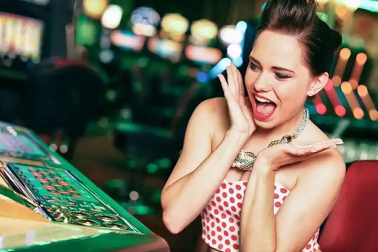 Panel permainan dengan kategori slot, live casino, dan olahraga